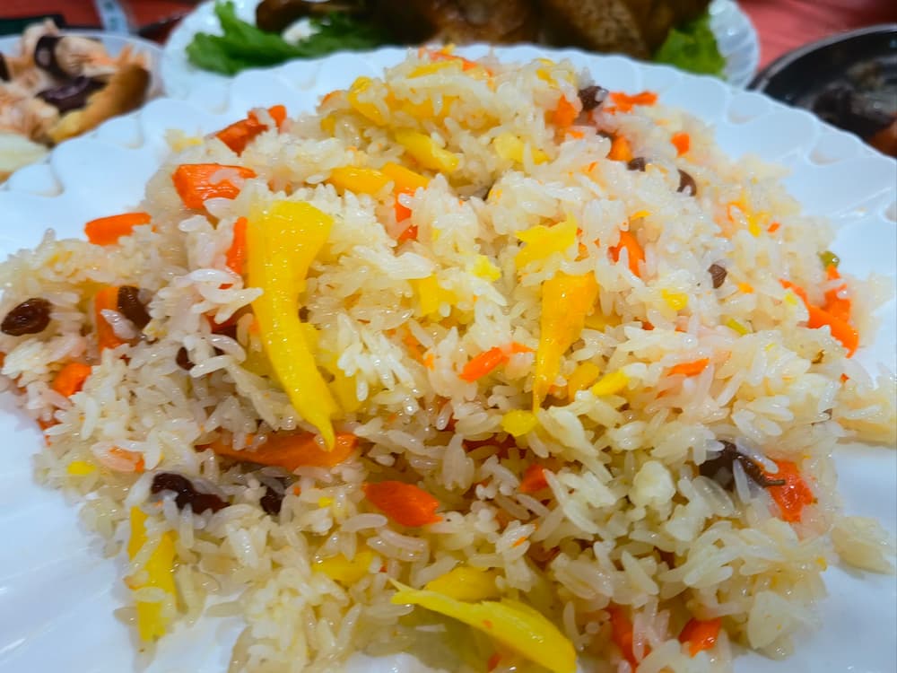 A plate of Xinjiang pilaf, a common companion dish to cold noodles