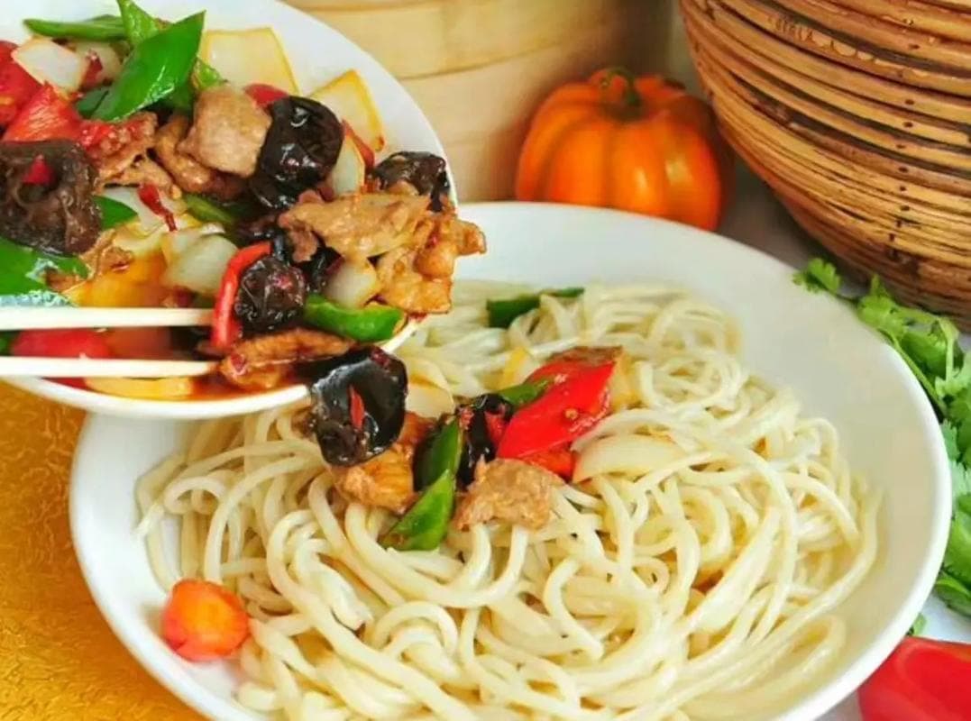 A bowl of Xinjiang wheat noodles, similar in style to liangpi cold noodles