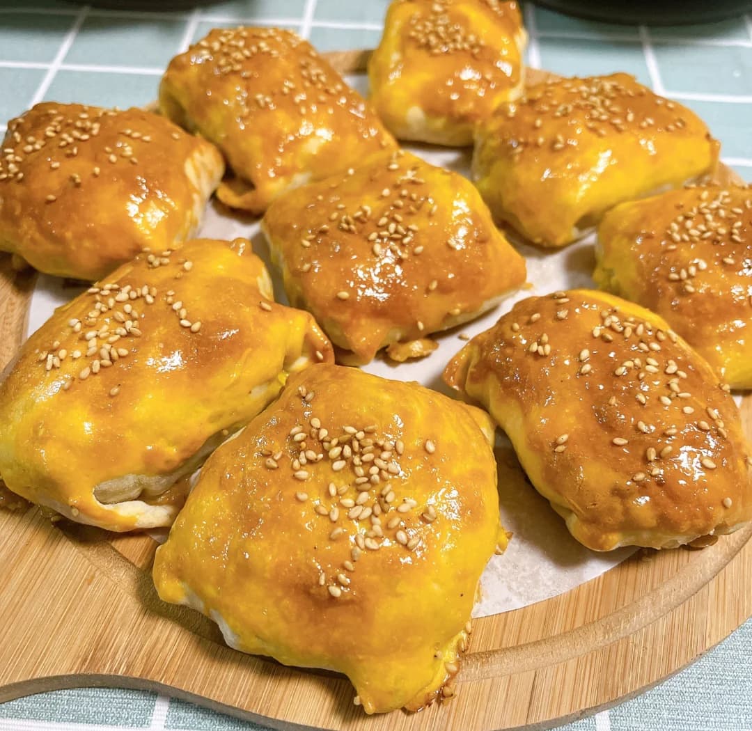 Freshly baked samsa buns sold at Aksu food streets
