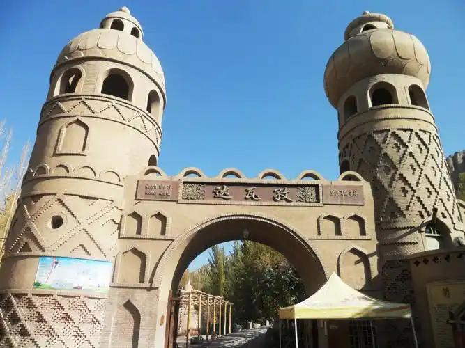 Traditional street performance in Xinjiang accompanied by dap drums and folk instruments